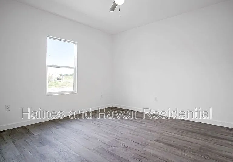 304 Pearl St — Photo 16