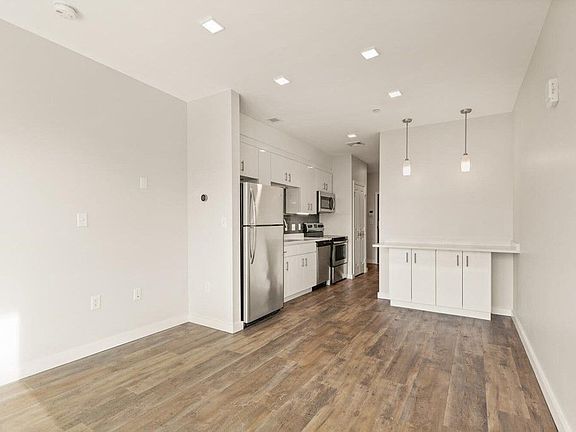 2nd image of 10 Essex St #610