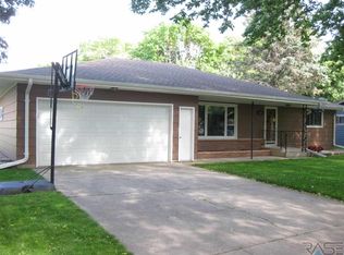 1104 Northview Dr, Dell Rapids, SD 57022