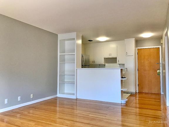 2nd image of 2420 Franklin St #22