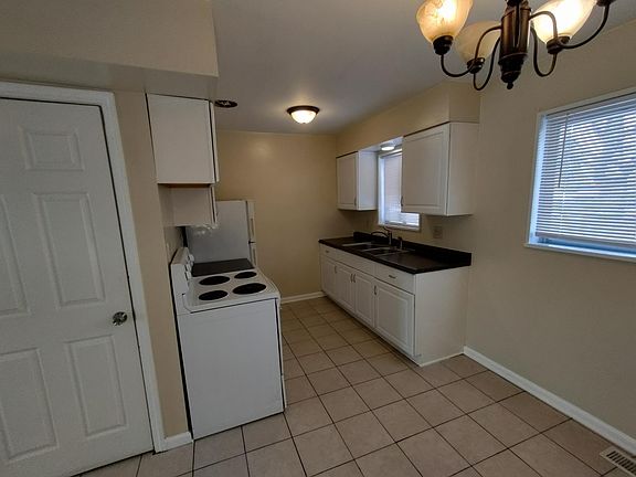 3rd image of 1719 Rangeley Ave