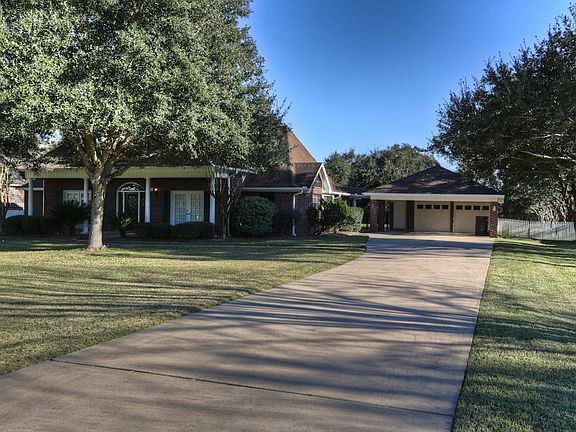 Long driveway is great for your large family or guests.
