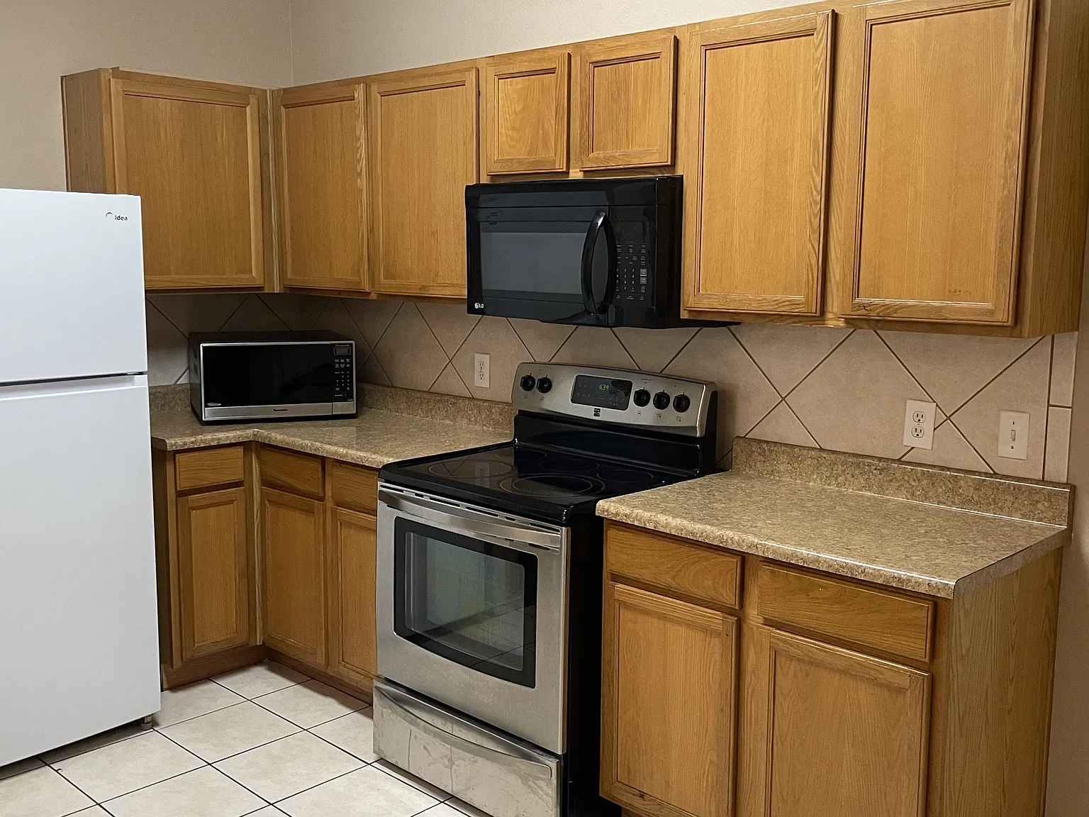 4 bed, 1861 sqft, $2,100 — Photo 3
