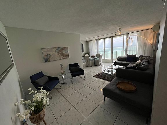 3rd image of 4745 Avenida Isla Verde