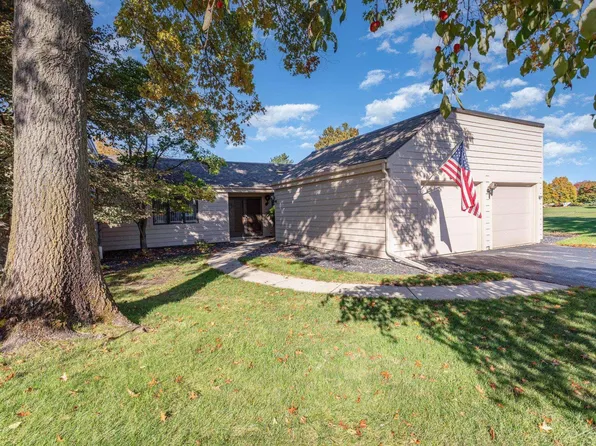 6299 Golf Lakes Dr, Bay City, MI 48706