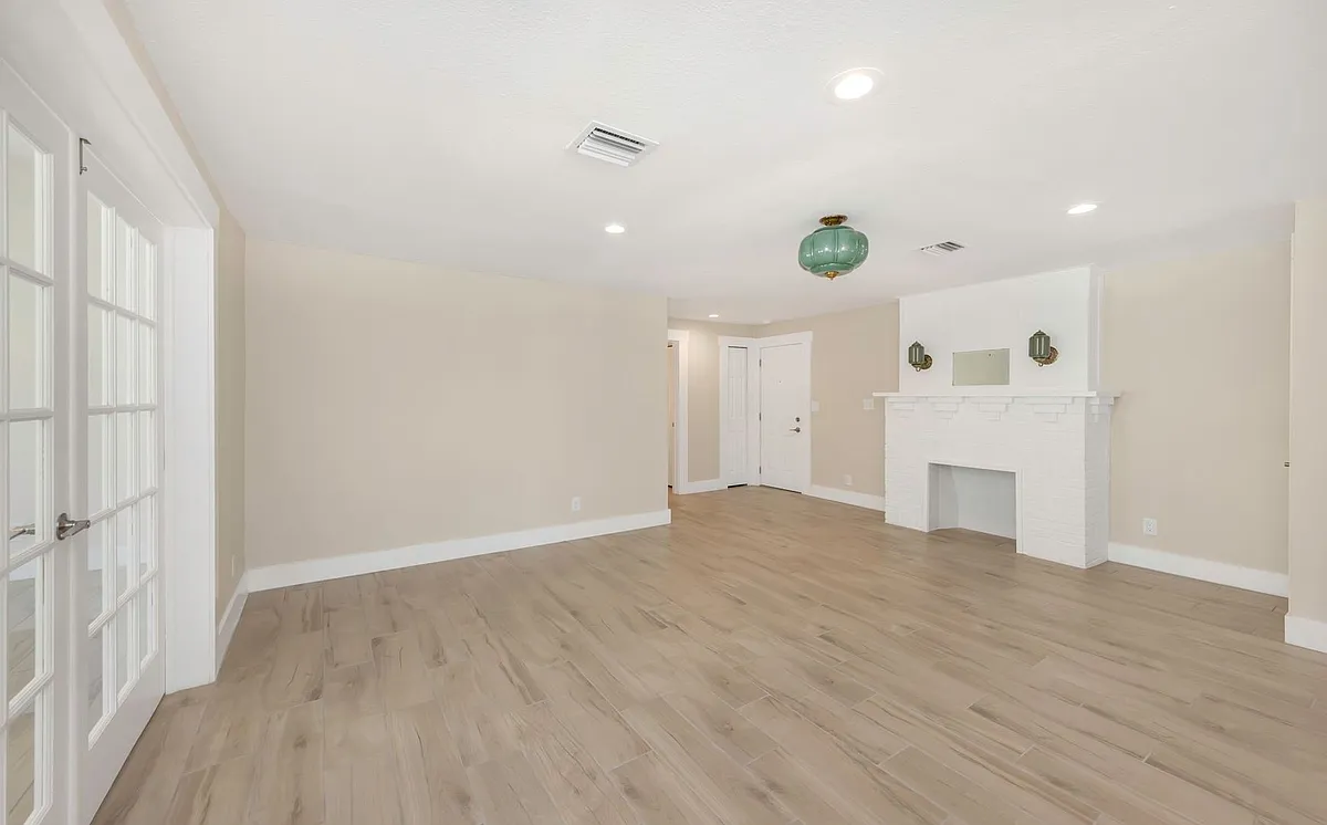 Building Photo - 3000 Beach Blvd S #9A