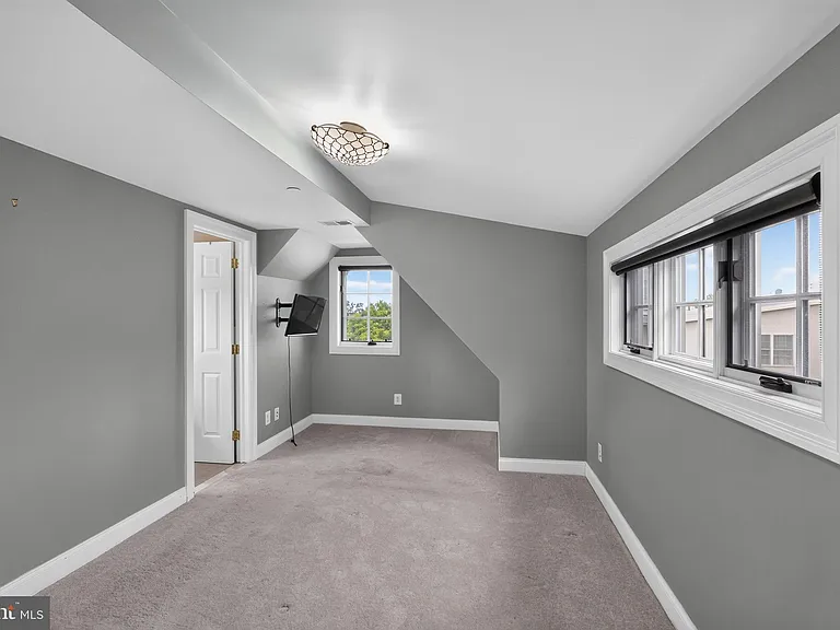 7220 Ridge Ave #G — Photo 11