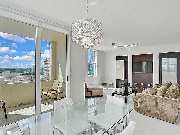 3rd image of 511 SE 5th Ave APT 1814