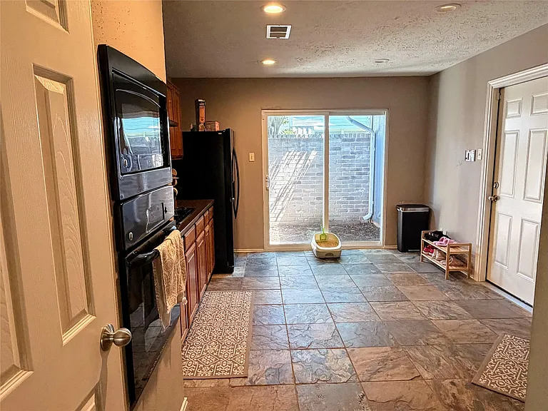 2022 Creek Valley Ln — Photo 10