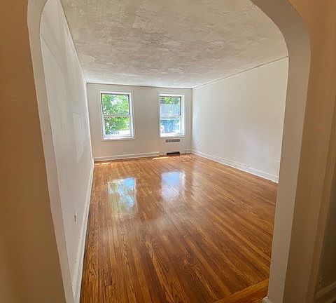 2nd image of 1 Larchmont Ave