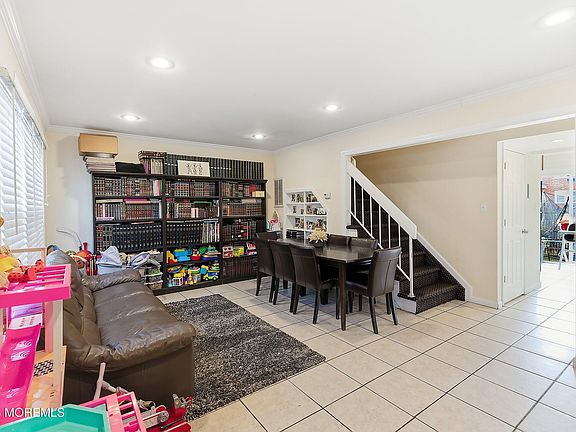 2nd image of 172 Williamsburg Lane