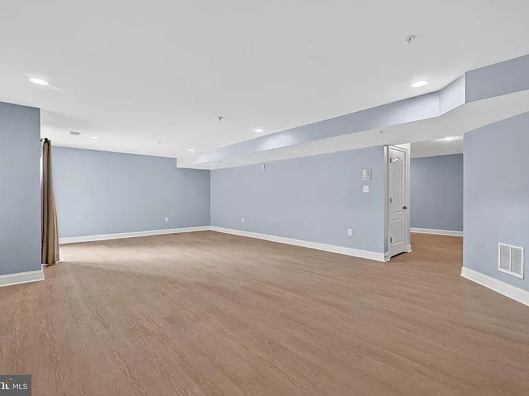 15806 Copper Beech Dr — Photo 34