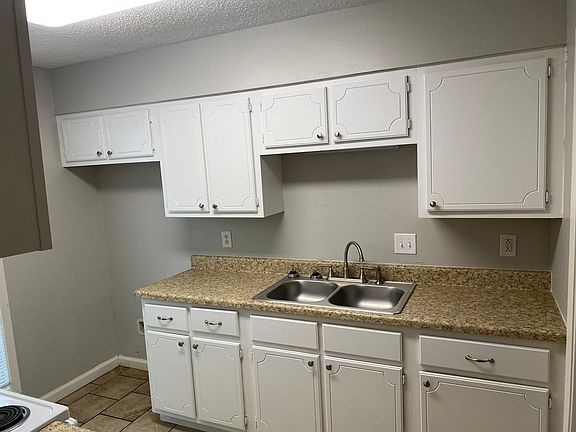 2nd image of 33 Woodberry Trl