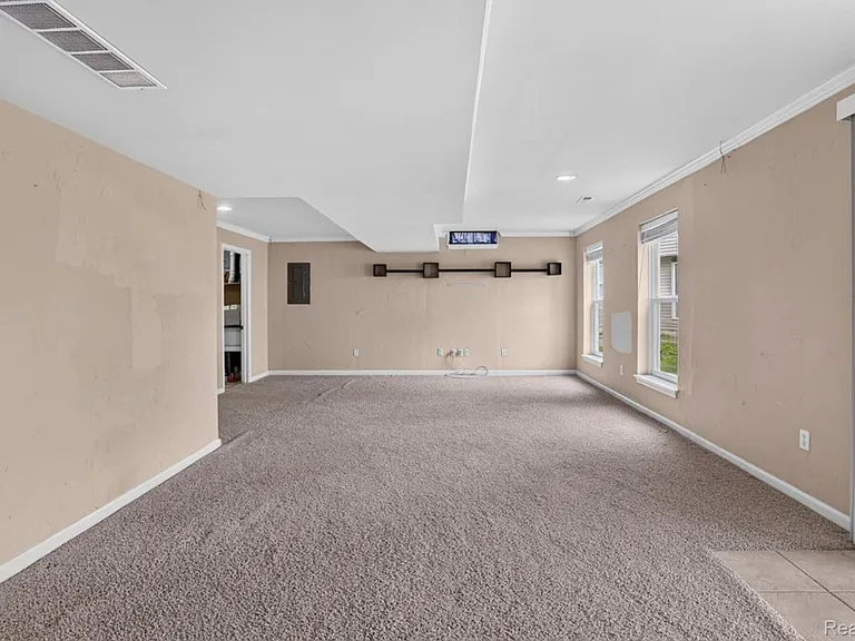 5001 Meadow Crest Cir — Photo 34