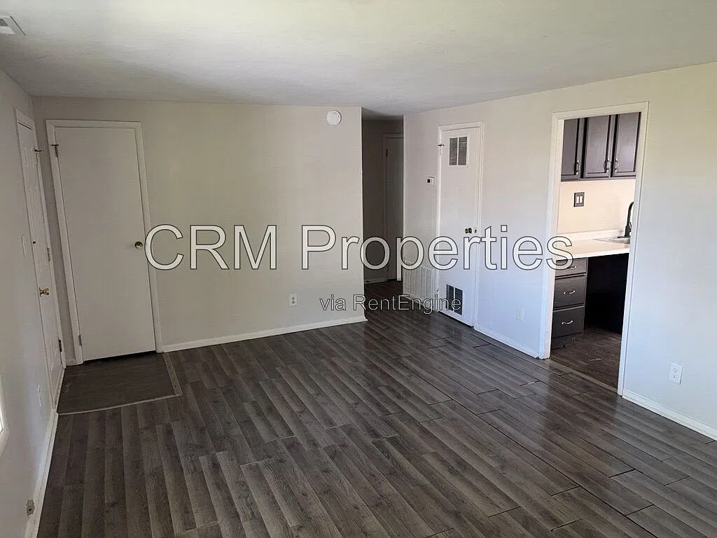 3 bed, 1.0 bath, 1008 sqft, $1,300 — Photo 2