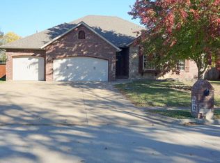 2390 S April Ave, Springfield, MO 65807