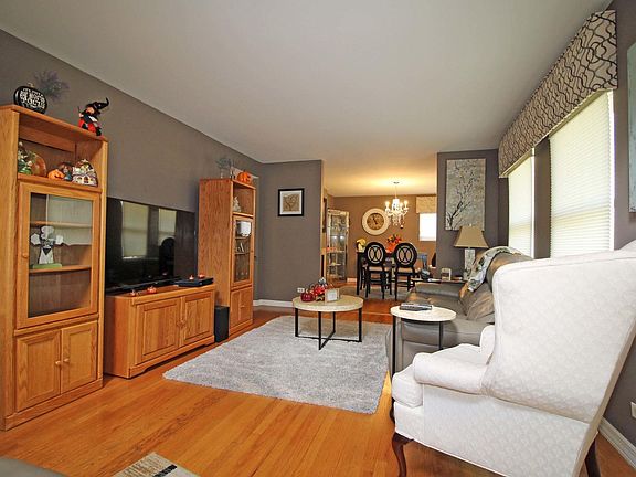 4th image of 10849 Robinhood St