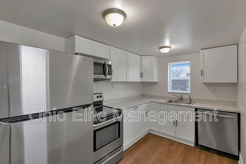 3 bed, 2.0 bath, 988 sqft, $1,260 — Photo 1