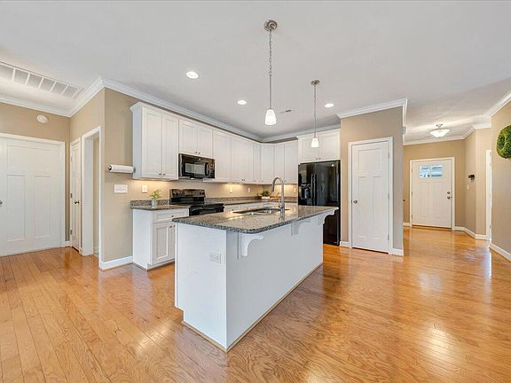5th image of 7931 Carriage Park Dr