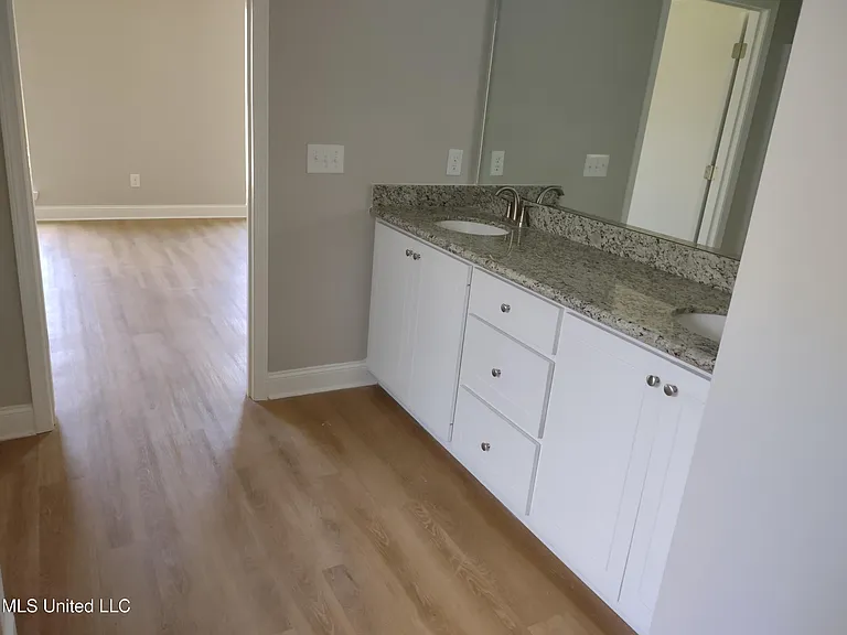 560 Silver Hill Dr — Photo 13