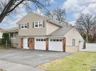 21 Wyandotte Ave, Dumont, NJ 07628
