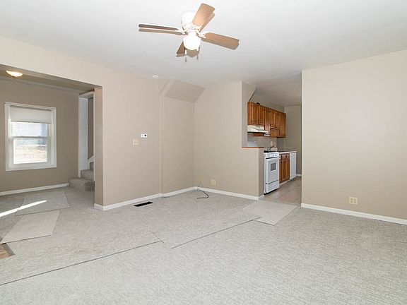4th image of 1001 S Hinshaw Ave