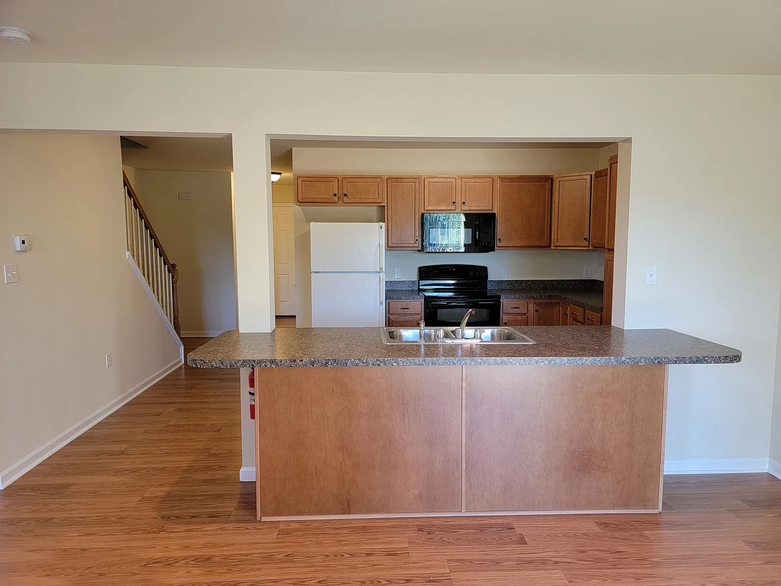 3 bed, 1.5 bath, 1297 sqft, $1,650 — Photo 2