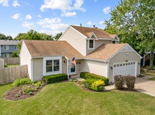 1102 Amberwood Dr, Crystal Lake, IL 60014