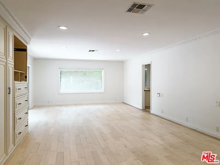 1094 Garden Ln — Photo 17