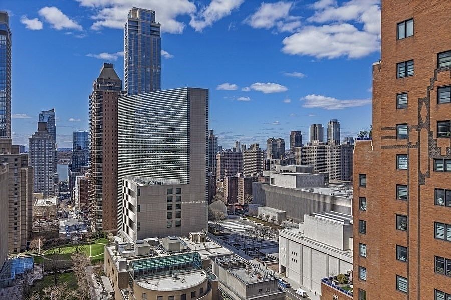 1st image of 30 W 61st St APT 17D