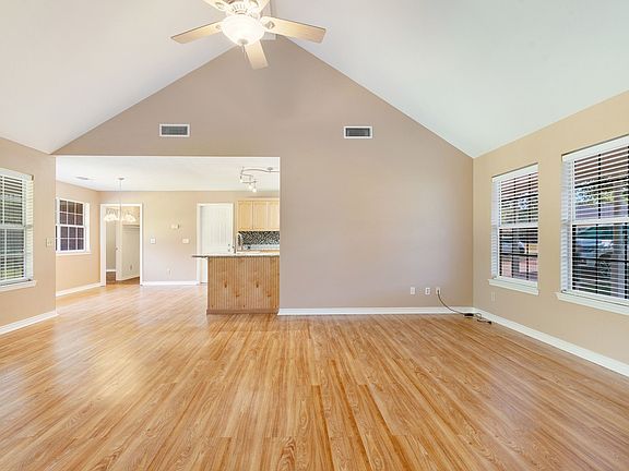 4th image of 329 Helena Dr