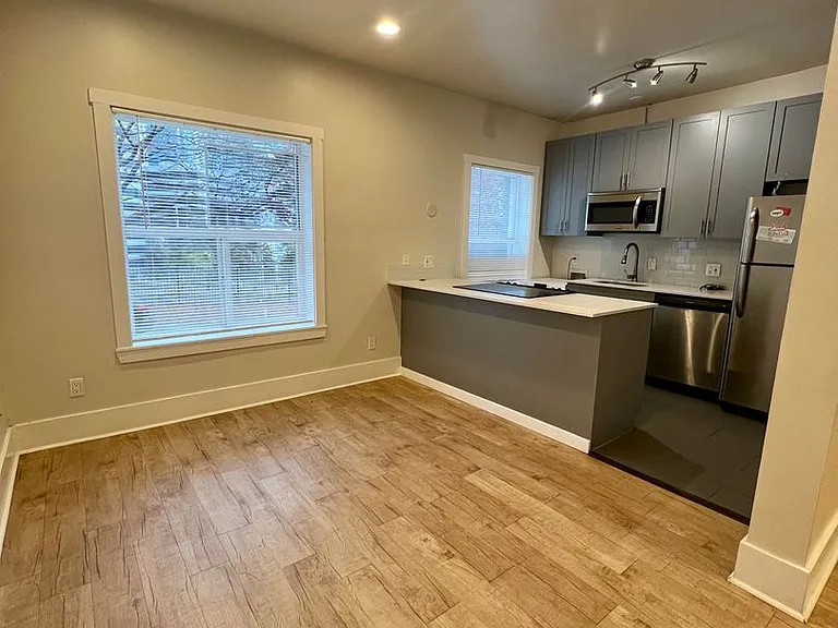 Great Location with Full Washer and Dryer in Unit and Full Kitchen! — Photo 30
