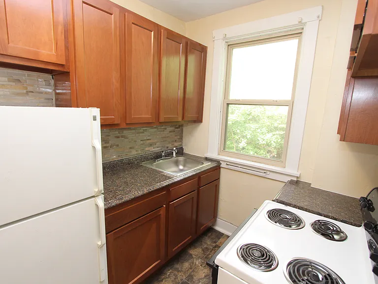 5625 Hobart St — Photo 10