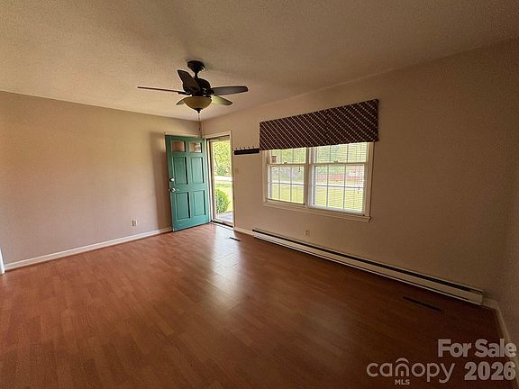4th image of 136 Devon Ln