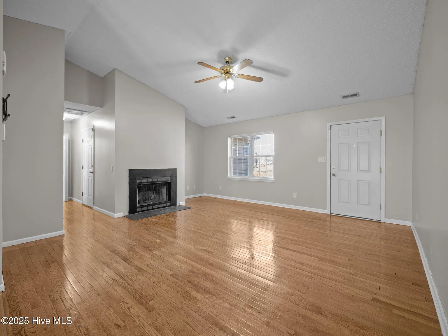 3 bed, 2.0 bath, 1268 sqft, $1,800 — Photo 3