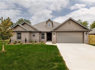 402 Meadows Ct, Pea Ridge, AR 72751