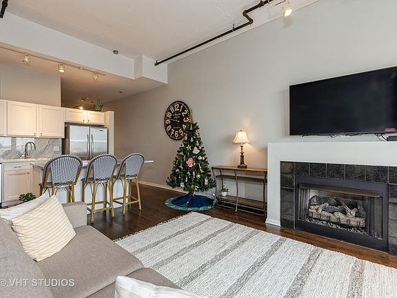 5th image of 849 N Franklin St Unit 1402