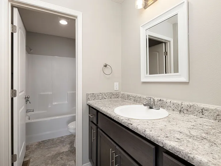 552 W Danielle St — Photo 9