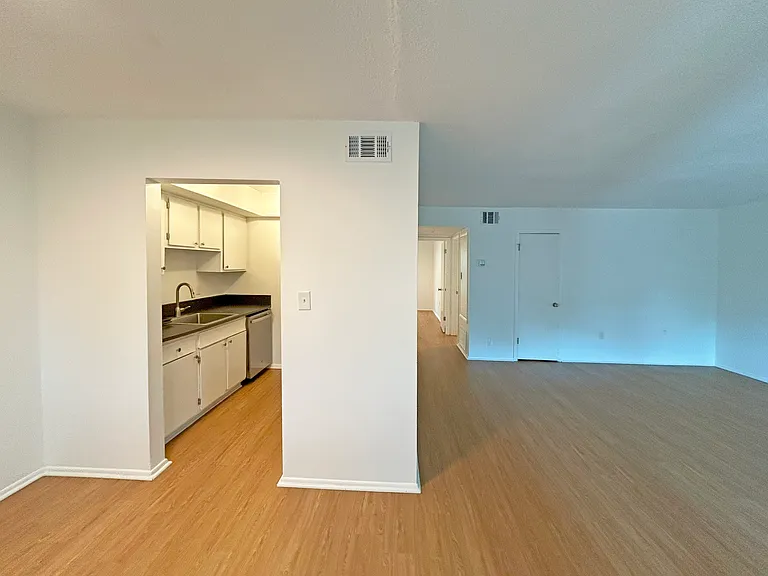 Asheville Arms Apartments — Photo 14