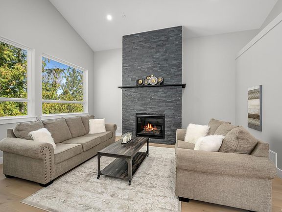 5th image of 3236 Klanawa Cres