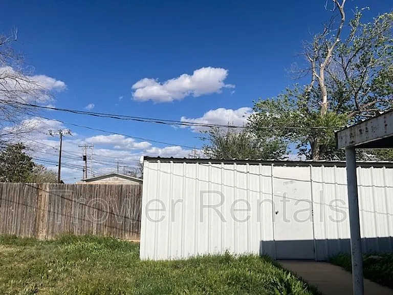 2211 E 11th St — Photo 18
