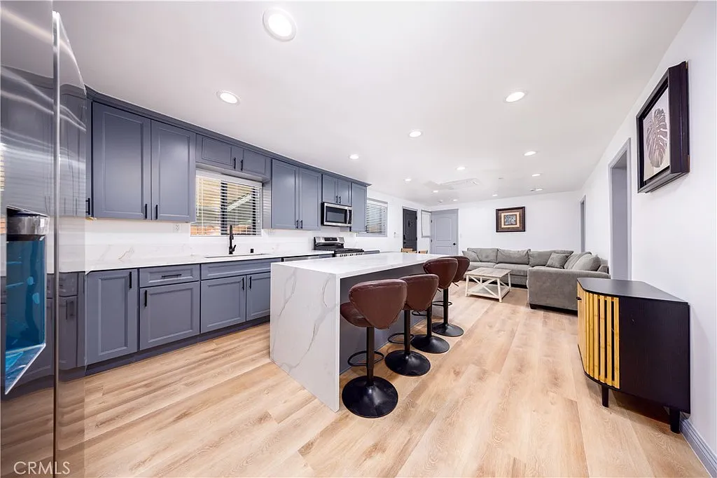 3 bed, 1000 sqft, $4,000 — Photo 3