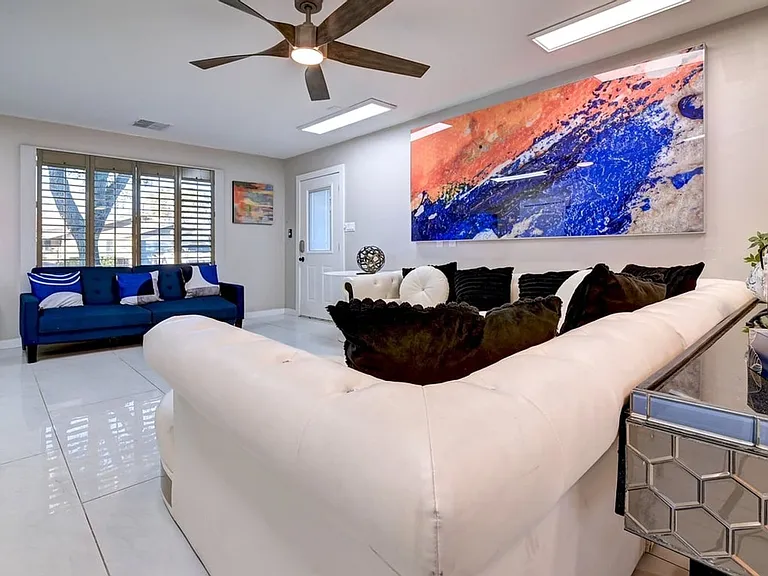 121 W Balboa Dr — Photo 27