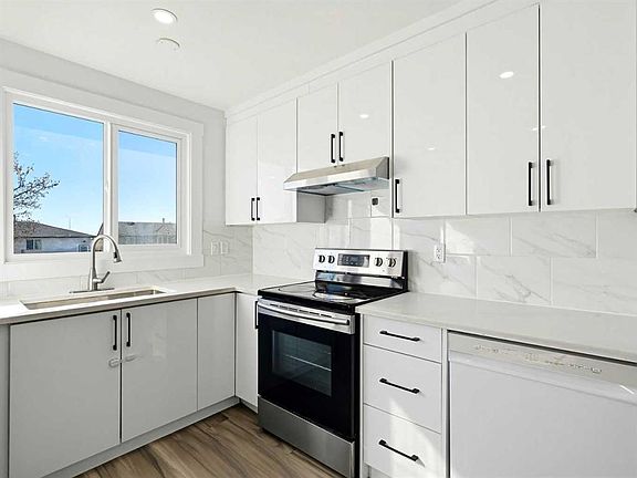 5th image of 215 NW Rundlecairn Rd NE