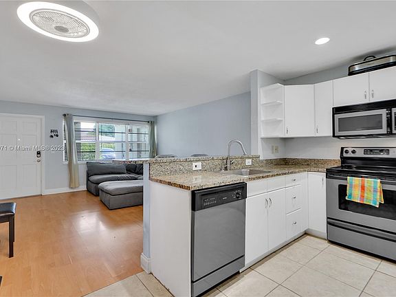4th image of 2715 NE 49th St APT 102