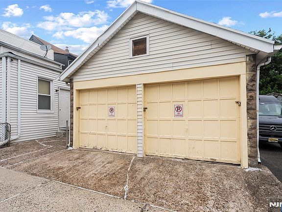 4th image of 54 Genessee Avenue