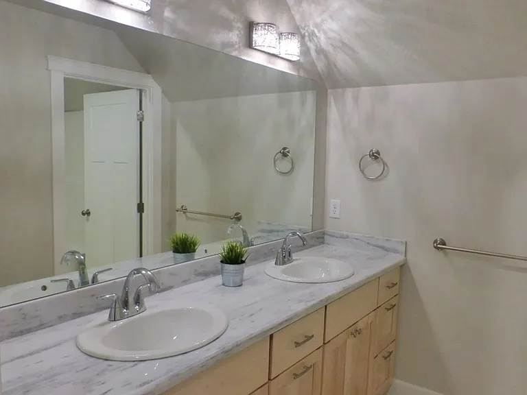 821 Waverly St — Photo 3