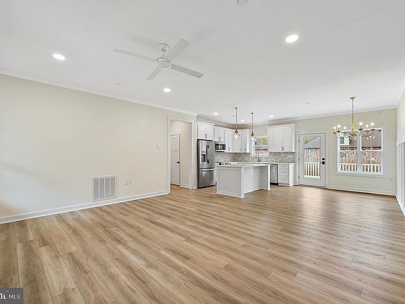 3rd image of 121 Holly Hill Ct