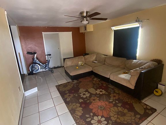 3rd image of 991 N Hidalgo Ave