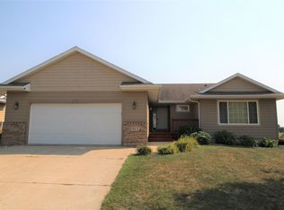 913 38th St, Spirit Lake, IA 51360